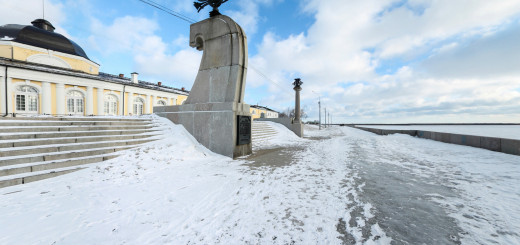 Сферическая панорама «Набережная Северной Двины, вид на Гостиные дворы и памятник "400 лет городу Архангельску"»